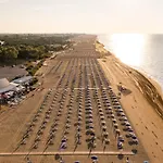 With Garden On The Shores Of Apartman Bibione